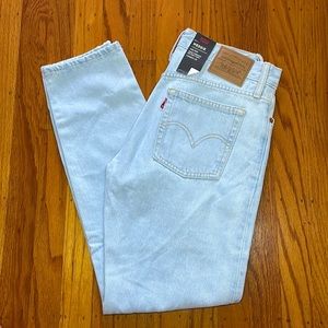 Levi’s Wedgie High Rise Tapered Leg Women Jeans New Size 25 light wash